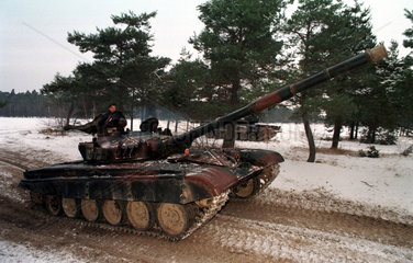 russischer T 72 Panzer der polnischen Armee in Fahrt