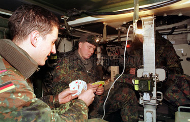 Bundeswehrsoldaten bei einem Kartenspiel