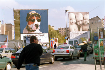 Berlin  Werbeplakate am Potsdamer Platz (Leipziger Strasse)