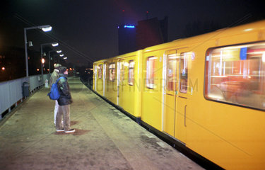 Berlin  ueberirdische U-Bahn bei Nacht