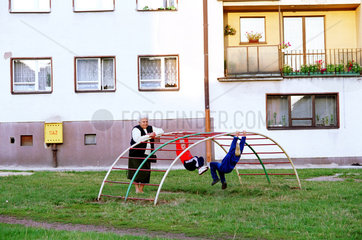 Polen  Grossmutter beaufsichtigt ihre Enkel beim Spielen
