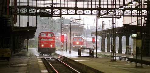 Einfahrende Lok in den Dresdner Hauptbahnhof