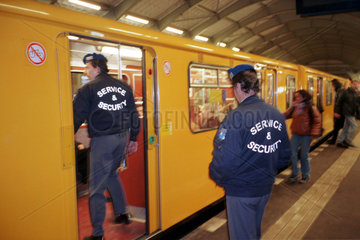 Berlin  Maenner von einem Wachdienst steigen in eine U-Bahn