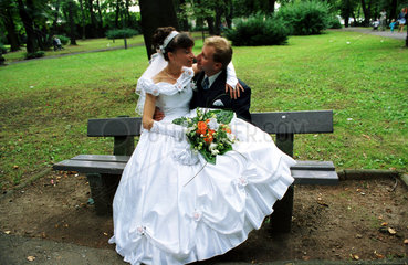 Polen  Hochzeitspaar auf Parkbank