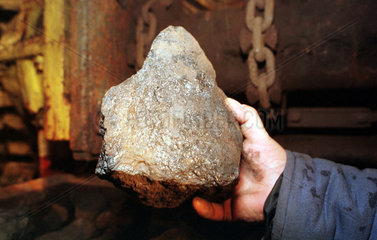 Steinkohle in der Hand eines Bergmanns vom Bergwerk Katowice Kleofas  Kattowitz  Polen