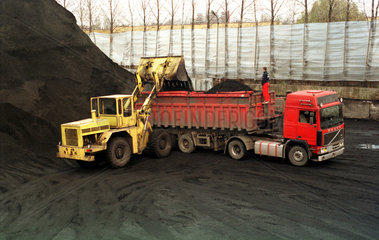 Ein LKW wird mit Kohle beladen  Kattowitz  Polen