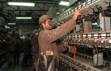 Arbeiter in der Lampenstube im Bergwerk Katowice Kleofas  Kattowitz  Polen