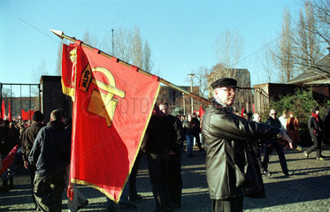 Berlin  ein Aktivist der MLPD mit roter Fahne