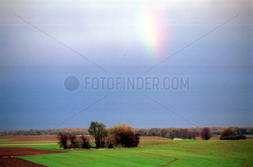 Polen  Regenbogen in schlesischer Landschaft