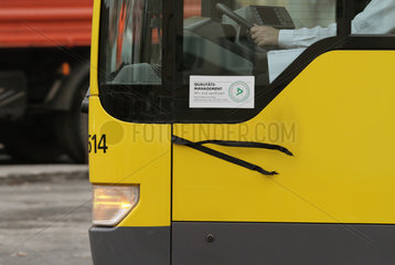 Berlin  Deutschland  Trauerflor an einem Bus der BVG