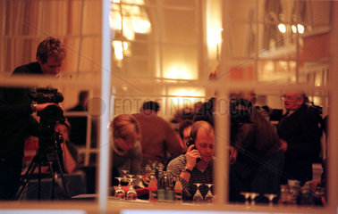 Berlin  Medienvertreter in einer Spiegelwand fotografiert