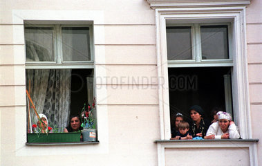 Berlin  Angehoerige von Immigrantenfamilien am Fenster