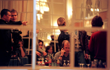 Berlin  Medienvertreter in einer Spiegelwand fotografiert