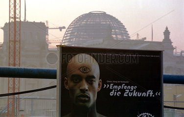 Berlin  Werbeplakat vor dem Reichstag