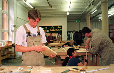 Berlin  Auszubildende in der Holzwerkstatt vom bbw