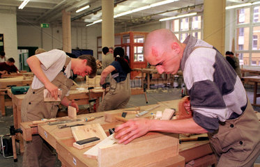 Berlin  Auszubildende in der Holzwerkstatt vom bbw