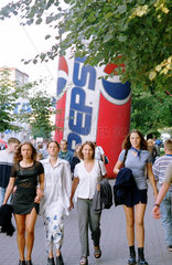 Polen  junge Frauen beim Flanieren