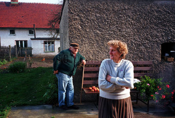 Polen  Ehepaar auf seinem Bauerhof