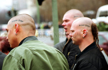 Skinheads bei Demonstration der NPD