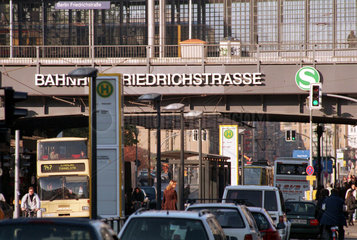 Berliner Friedrichstrasse (mit Bahnhof Friedrichstrasse)
