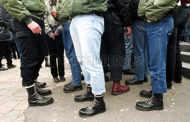 Stiefel von Skinheads (Demonstration der NPD)