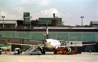 Lufthansa Flugzeug auf dem Bremer Flughafen  Deutschland