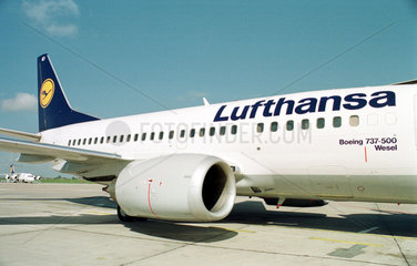 Flugzeug der Lufthansa auf dem Flughafen Bremen  Deutschland