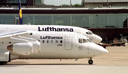 Flugzeuge der Lufthansa auf dem Flughafen in Bremen  Deutschland