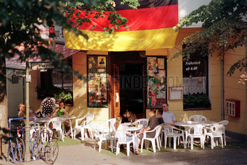 Kiezkneipe in Berlin-Neukoelln mit Deutschlandfahne  Deutschland