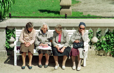 Vier Rentnerinnen auf einer Parkbank in Berlin  Deutschland