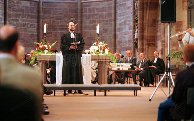 Konfirmations Zeremonie in einer evangelischen Kirche in Saarbruecken  Deutschland