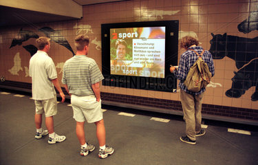 Fernsehen am U-Bahn Bahnsteig in Berlin  Deutschland