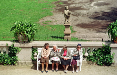 vier Rentnerinnen auf einer Parkbank in Berlin  Deutschland