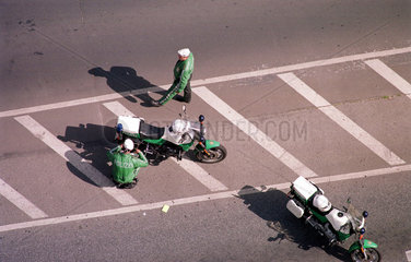 zwei Polizisten einer Motorradstreife von oben gesehen  Berlin  Deutschland