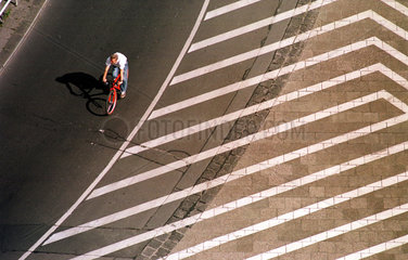 Fahrradfaher auf einer Kreuzung in Berlin  Deutschland