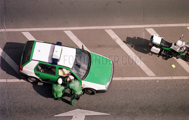 zwei Polizisten einer Motorradstreife von oben gesehen  Berlin  Deutschland