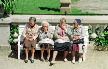 Vier Rentnerinnen auf einer Parkbank in Berlin  Deutschland
