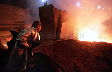 Arbeiter im Stahlwerk in Dabrowa Gornicza  Huta Katowice SA  Polen
