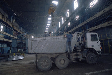 LKW in einer Fertigungshalle im Kvaerner-IMGB-Werk in Bukarest  Rumaenien
