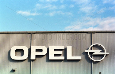 Opel Logo an der Aussenwand der Fabrik Opel Polska SA in Gliwice  Polen