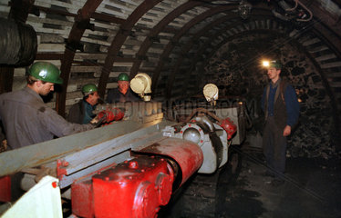 Arbeiter an einer Vortriebmaschine im Bergwerk Katowice Kleofas  Kattowitz  Polen