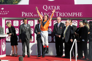 Paris  Frankreich  Siegerehrung nach dem Sieg von Danedream mit Andrasch Starke im Qatar Prix de l'Arc de Triomphe
