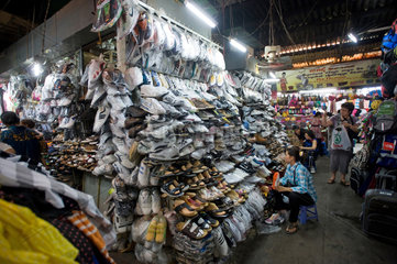 Phnom Penh  Kambodscha  ein Verkaufsstand fuer Schuhe auf dem Russischen Markt