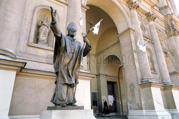 Skulptur des Papstes Johannes Paul II vor einer Kirche