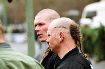 Skinheads bei Demonstration der NPD