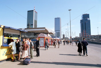 Hauptstrasse beim Zentralbahnhof in Warschau