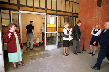 Bankangestellte bei einer Zigarettenpause in Warschau