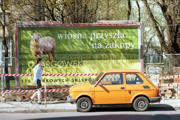 Werbeplakat mit einem Schaf  davor ein polski Fiat