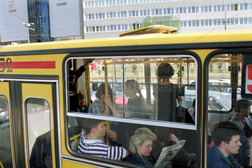 Menschen in einem Warschauer Linienbus