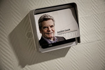 Berlin  Deutschland  eine Karte von Joachim Gauck an einem Lichtschalter